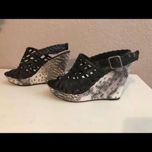 BKE sole lena sandal; black and silver snakeskin